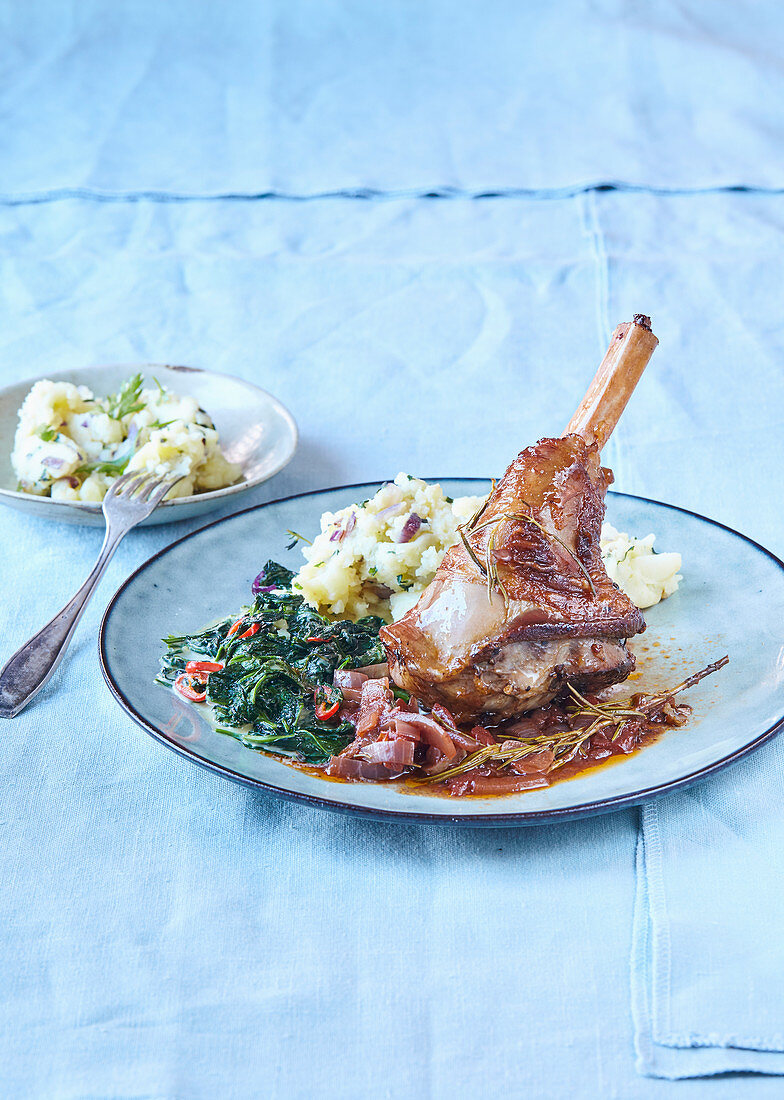 Baked shanks of lamb with spinach and mashed potatoes