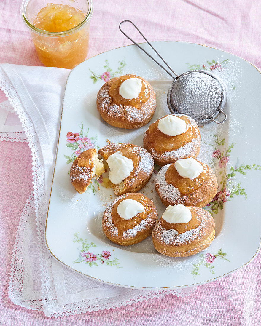 Baked doughnuts with pear jam