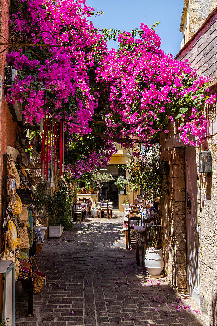 Gasse mit Restaurant in der Altstadt von Chania (Kreta, Griechenland)