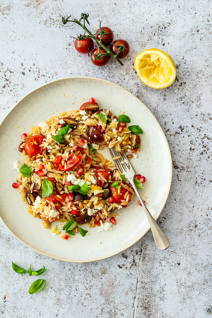 Reisnudelsalat mit Tomaten und Feta