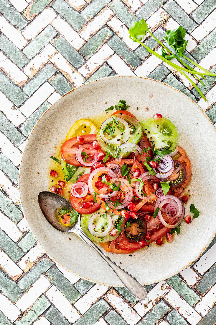Colorful tomato salad with cilantro (vegan)