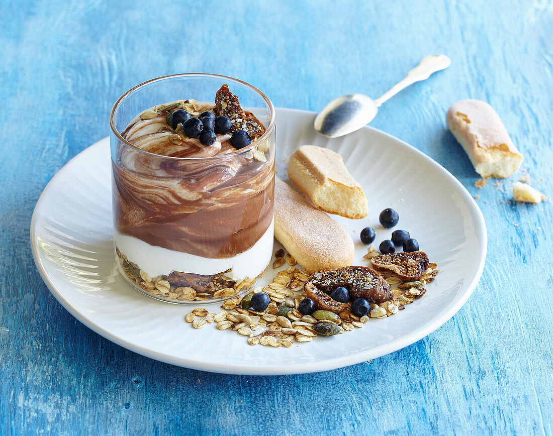 Schoko-Joghurt-Creme mit Müsli