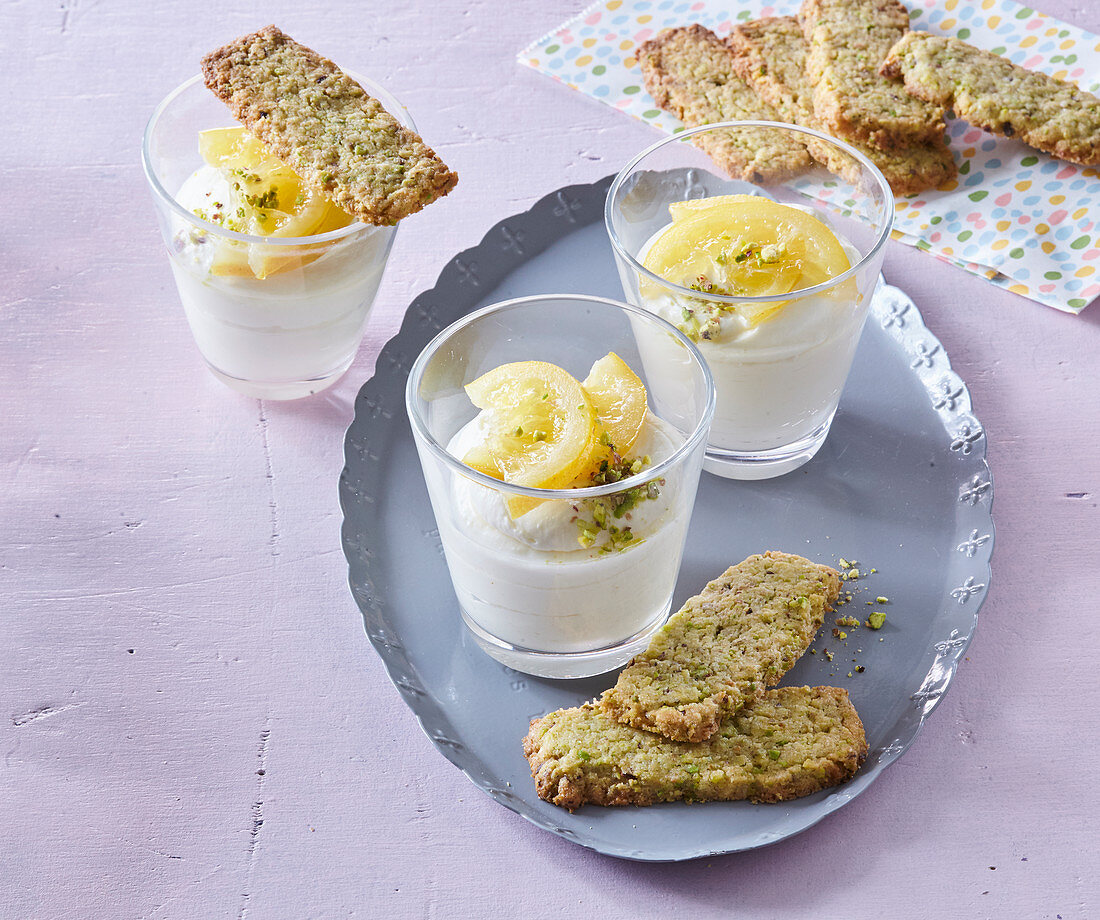 Lemon cream with pistachio cookies