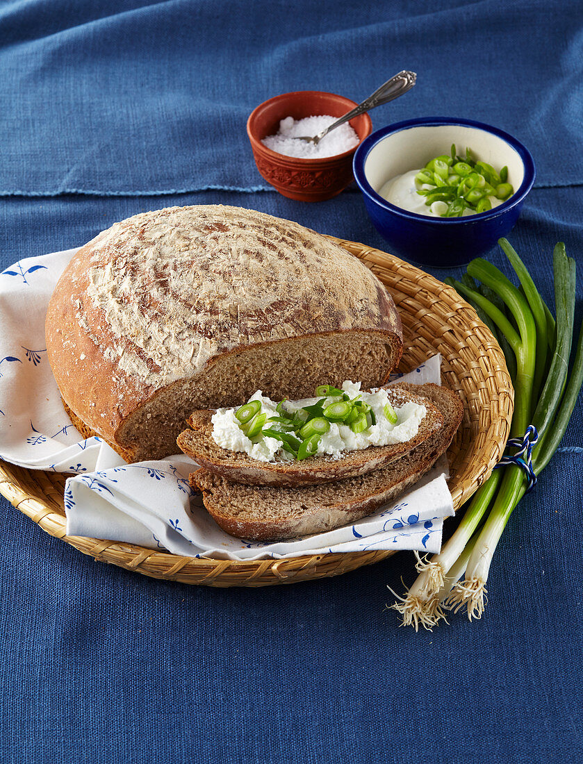 Leaven bread with cream cheese and spring onions