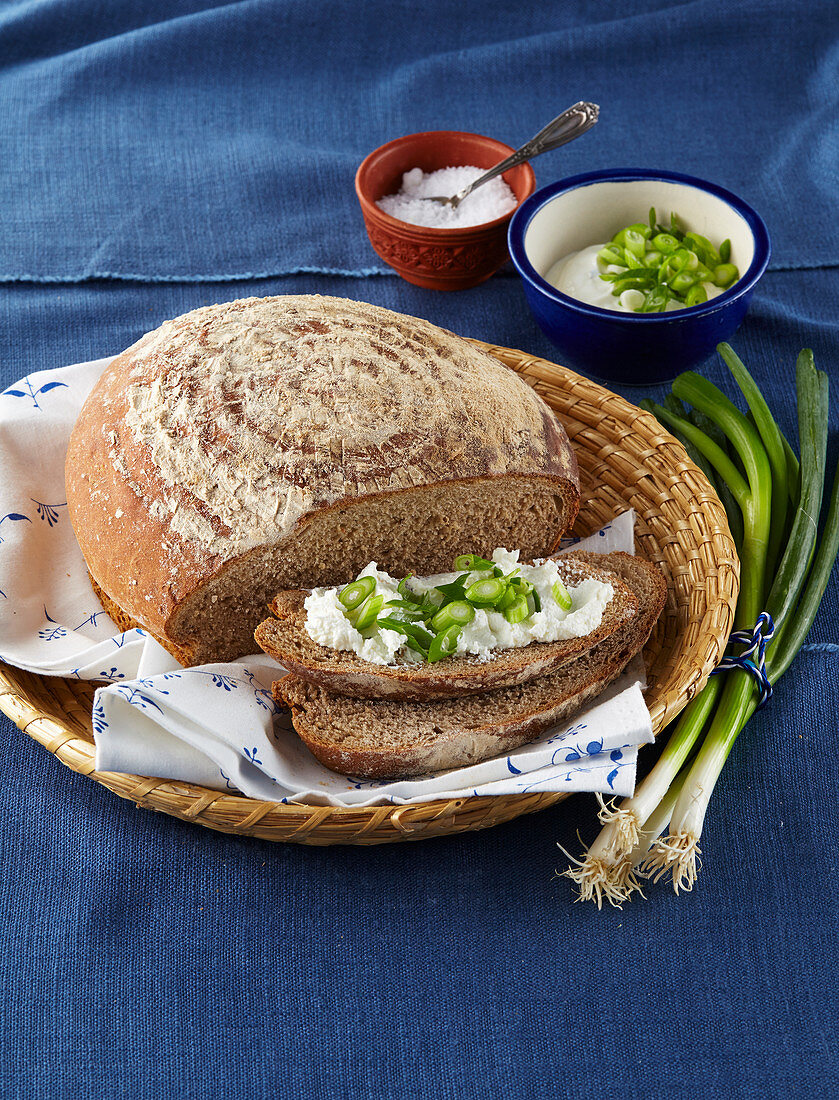 Sauerteigbrot mit Frischkäse und Frühlingszwiebeln