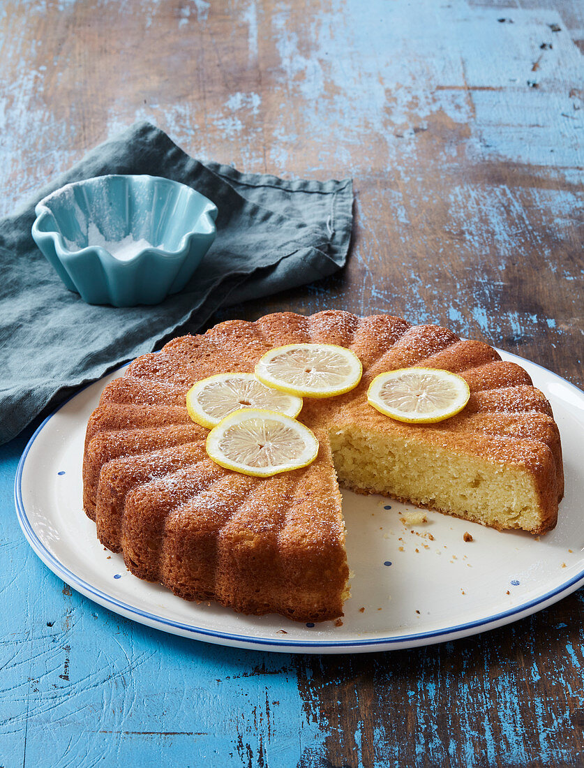 Zitronenkuchen, angeschnitten