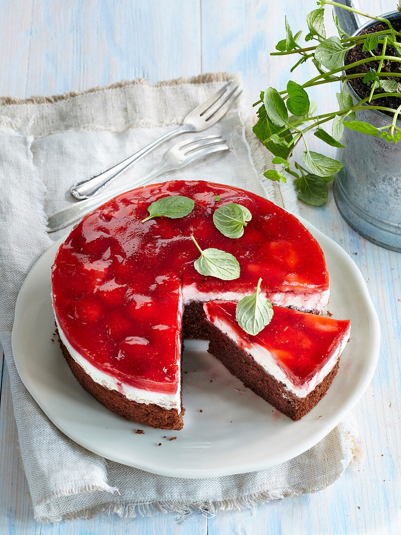 Cheesecake with raspberry jelly