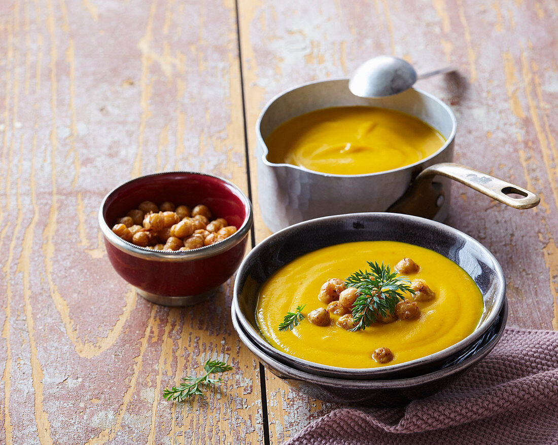 Creamy carrot soup with chickpeas