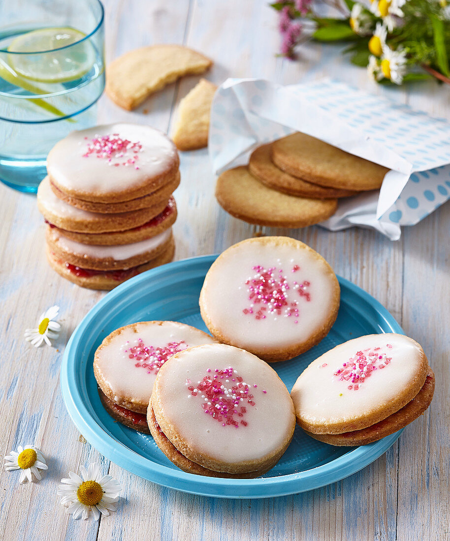 Butter cookies with vanila and raspberry jam