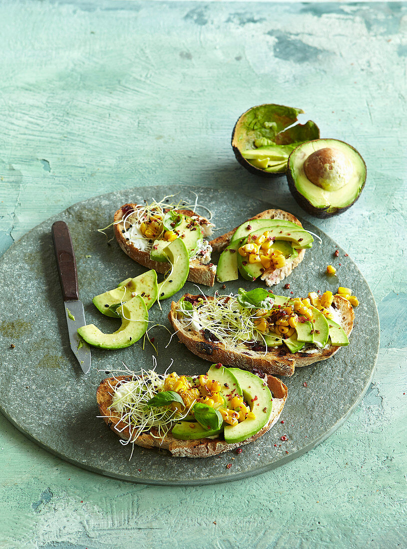 Avocado-Toast mit Sprossen und Mais