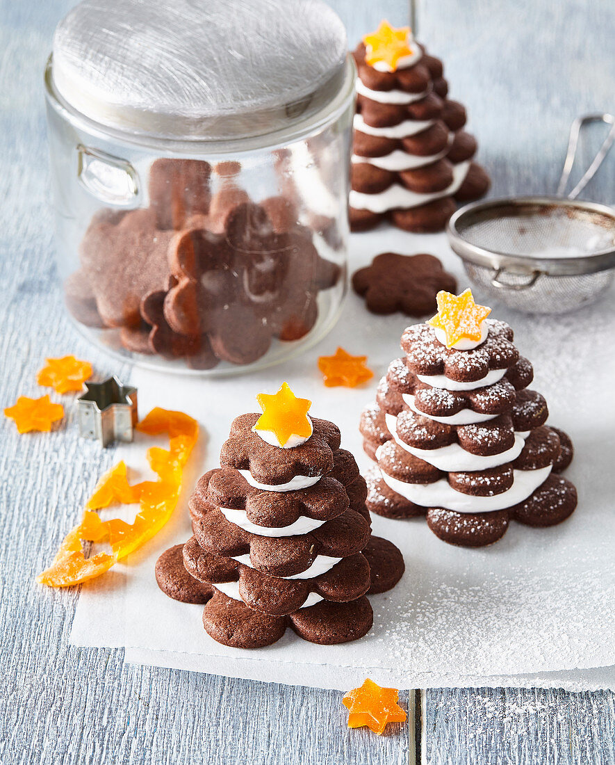 Tannenbäumchen aus Schoko-Kokos-Plätzchen mit Mascarponecreme