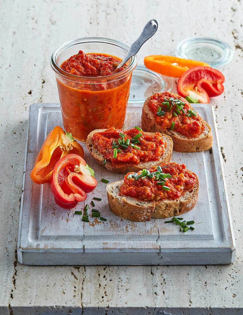 Belegtes Brot mit Ajvar