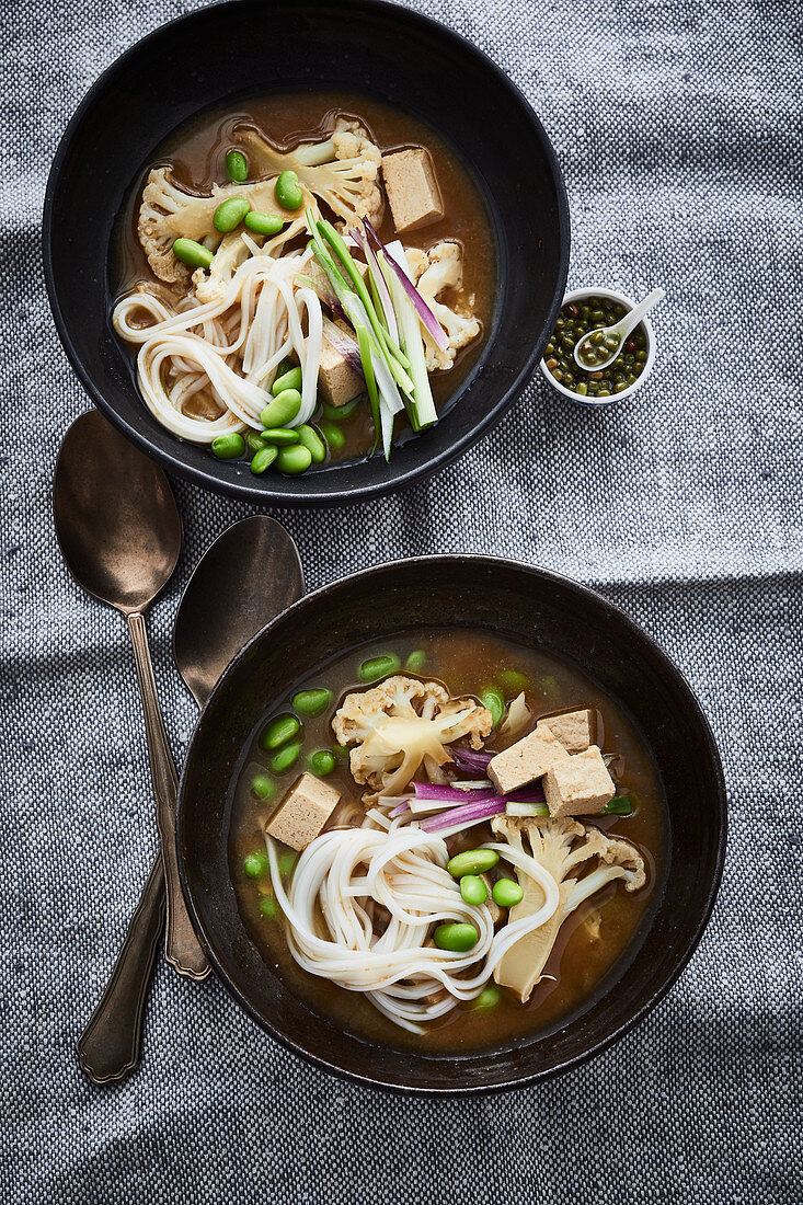 Blumenkohl-Miso-Suppe mit Reisnudeln und Tofu