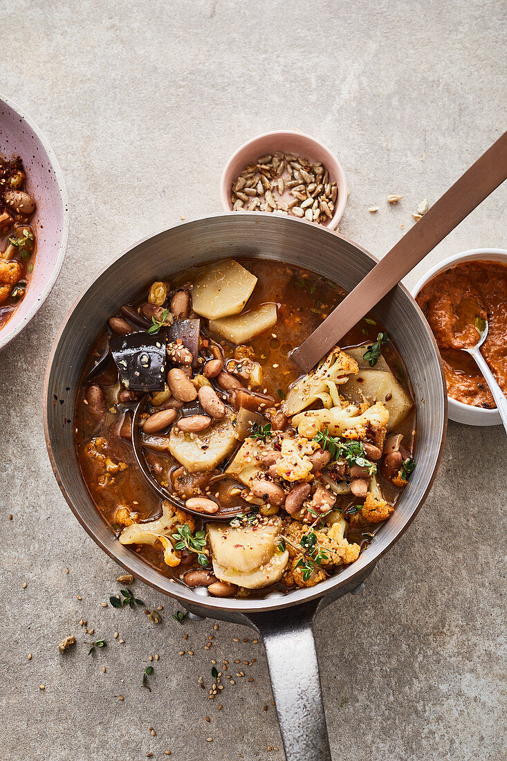 Veganer Blumenkohl-Bohnen-Eintopf mit Aubergine, Topinambur und Harissa