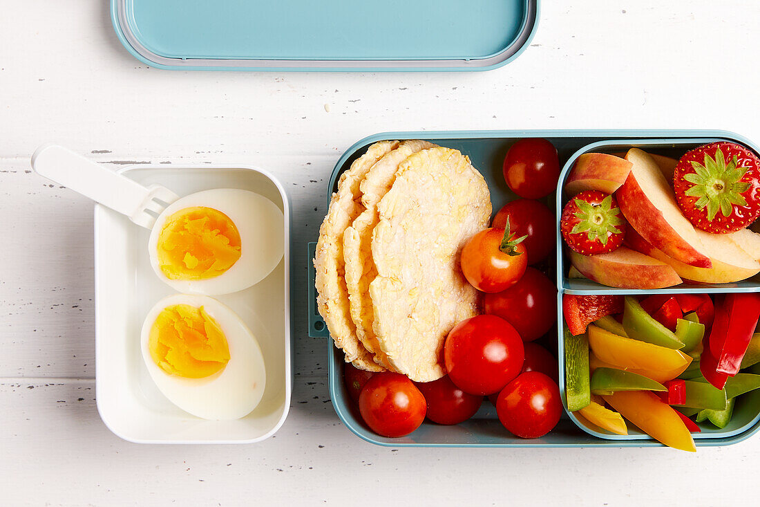 Snack box 'To Go' with fruit, vegetables and boiled eggs