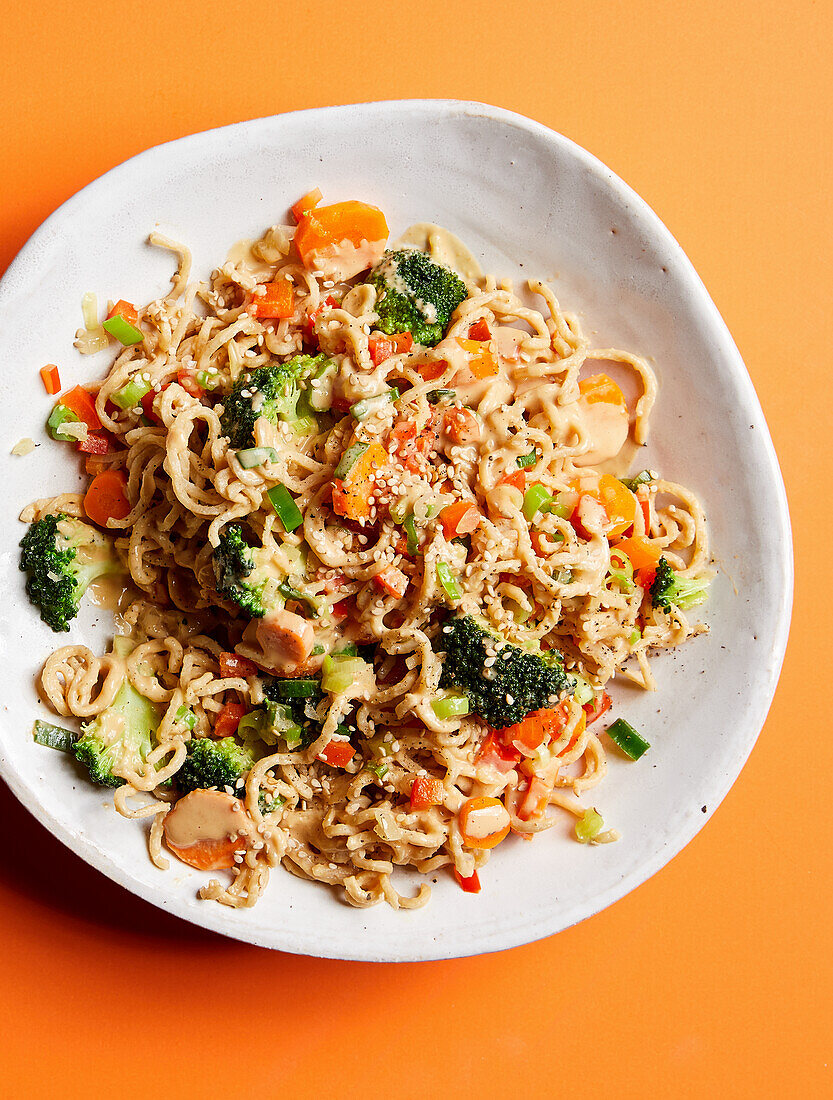 Noodles with vegetables and peanut sauce (sugar-free)