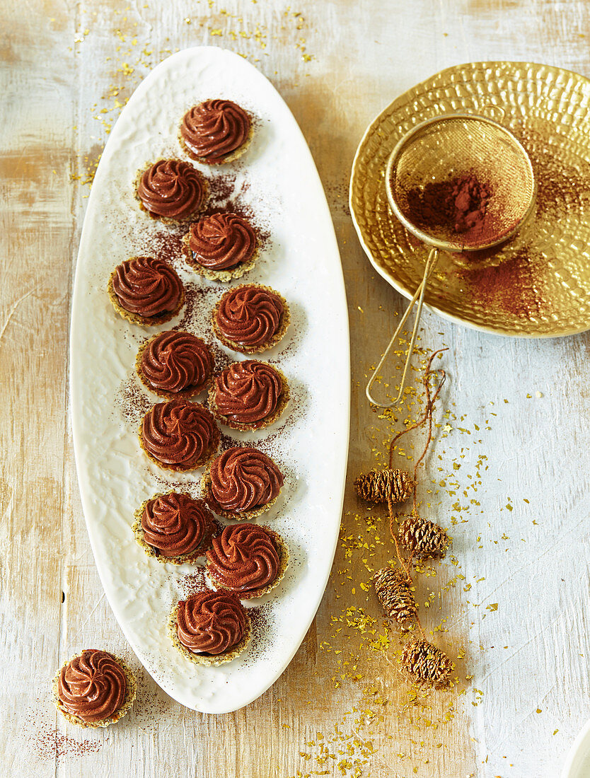 Törtchen mit Mohn-Pflaumen und Schokosahne