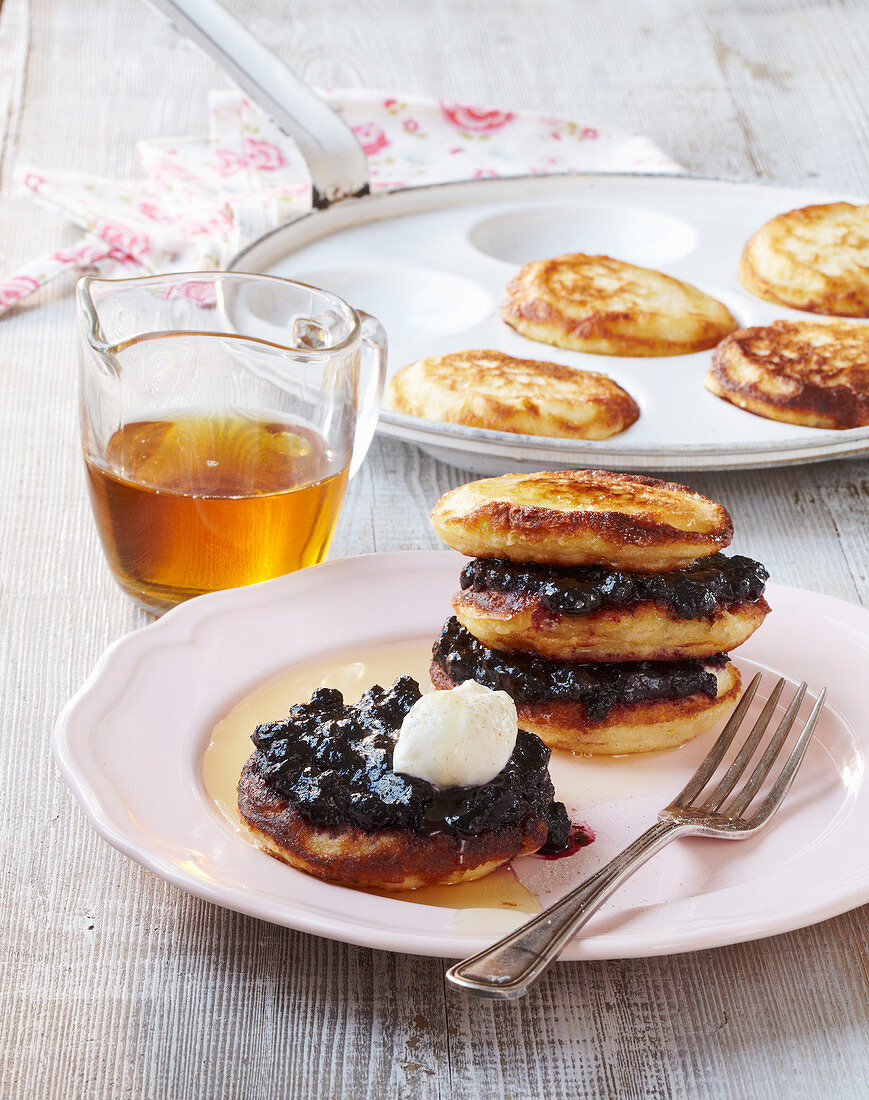 Zucchini-Pfannkuchen mit Blaubeermarmelade