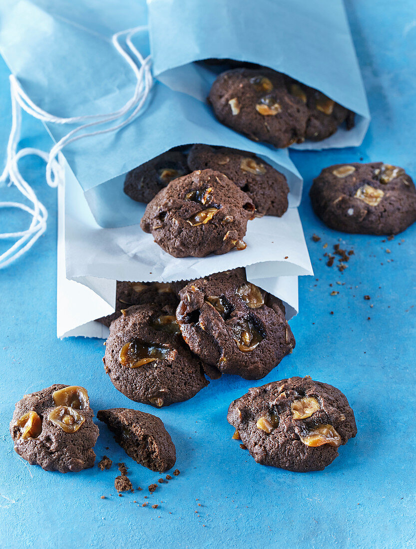 Cocoa cookies with caramerl, almond and banana