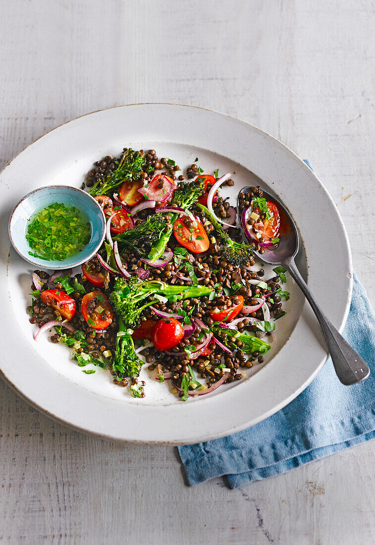 Linsen mit gebratenem Brokkoli, Tomaten und eingelegter Zitrone