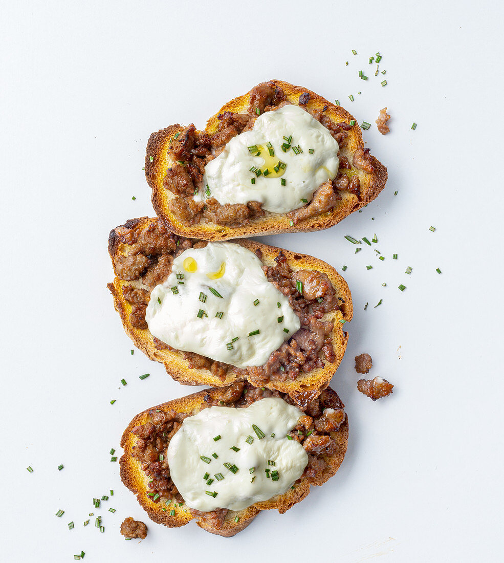 Bruschette mit Salsiccia und Crescenza