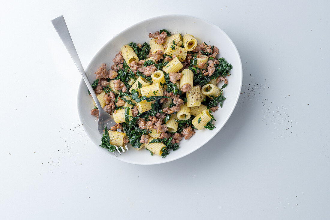 Mezze maniche mit Schwarzkohl und Salsiccia