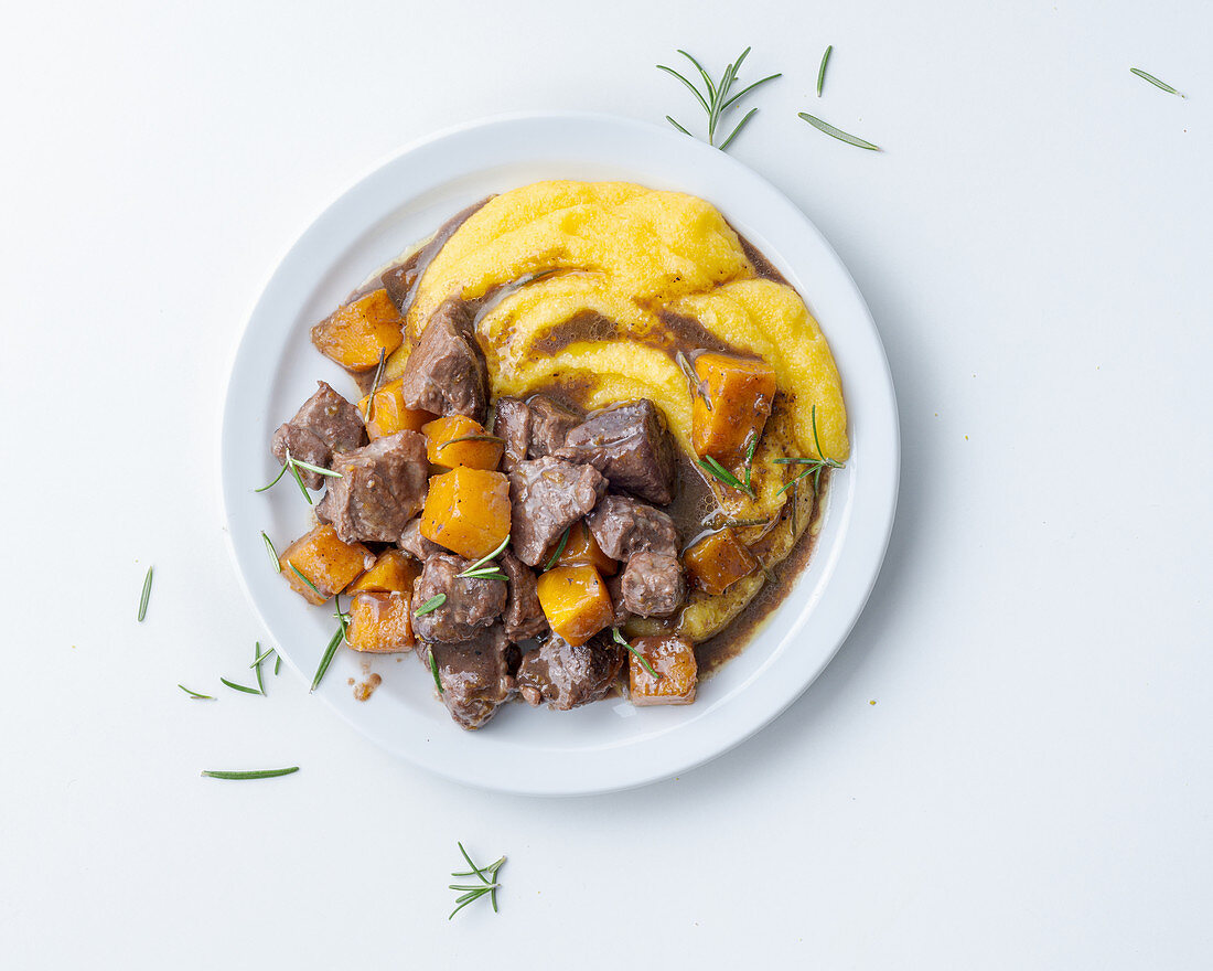 Kürbis-Schweinefleisch-Eintopf mit Polenta