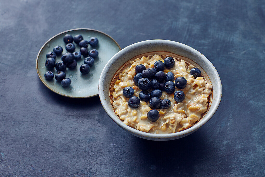 Protein-Porridge mit Erdnussmus (vegan)