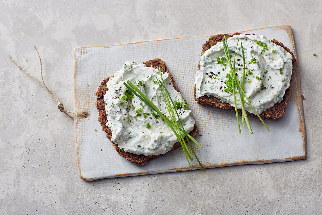 Vegan cashew spread with chives