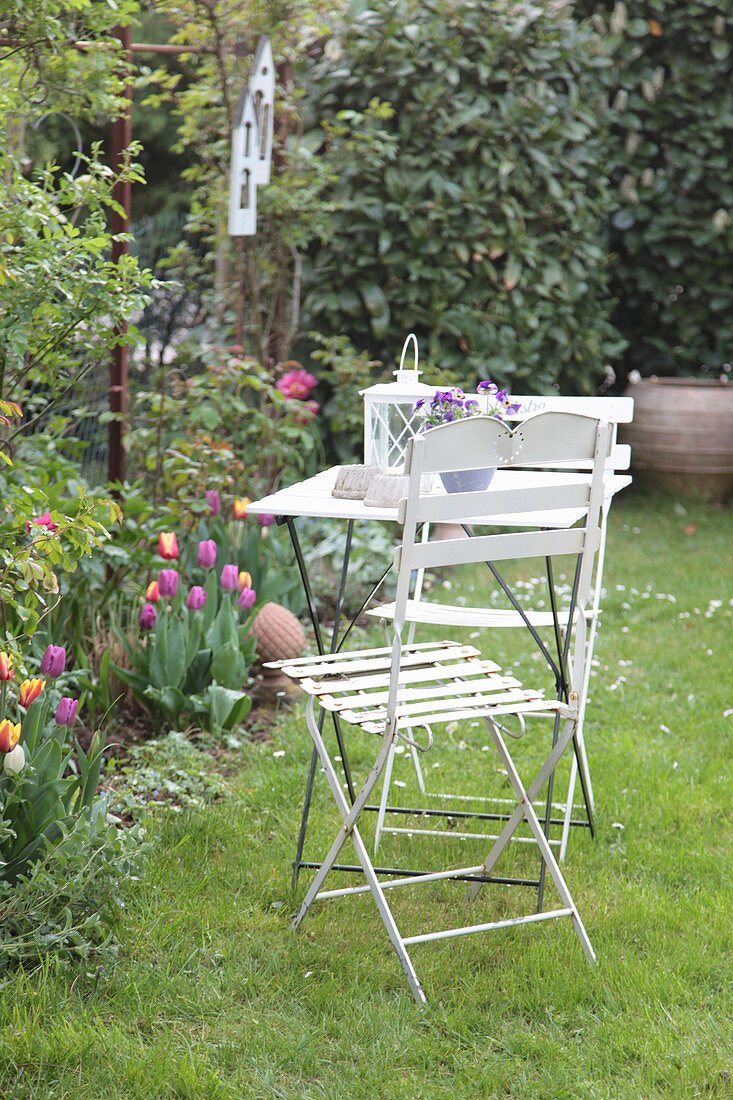 Sitzplatz am Frühlingsbeet mit Tulpen