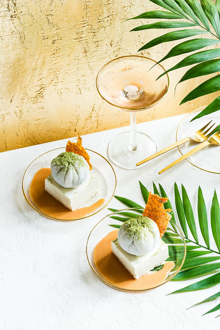 Matcha-Mochi mit Kokos-Parfait und Whiskey-Karamell-Sauce