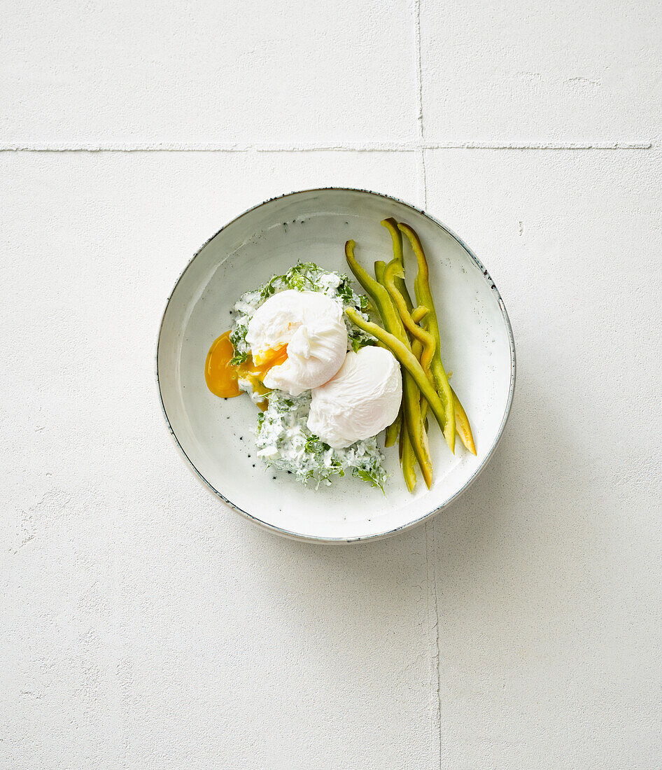 Poached eggs with pointed peppers and herb cream