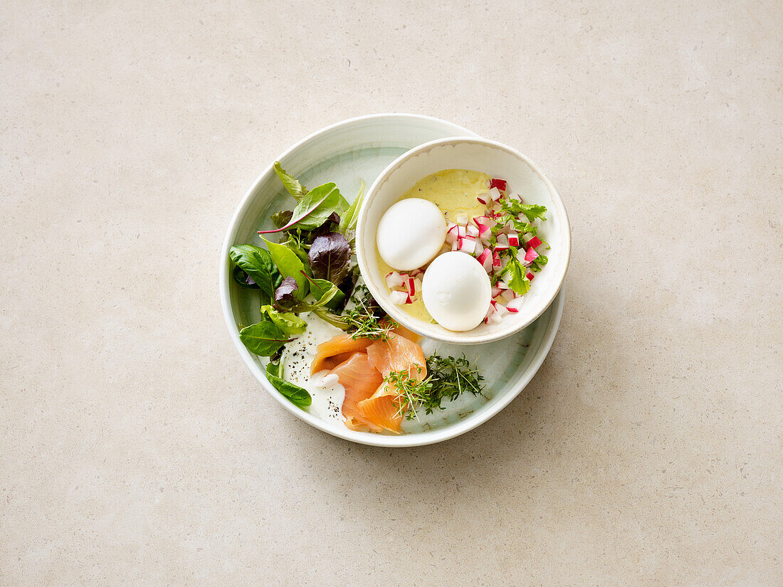 Eggs with smoked salmon and leaf salad