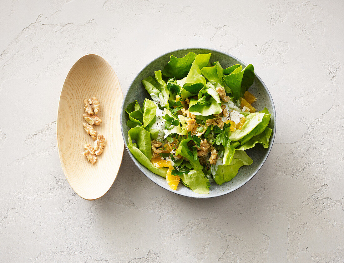 Grüner Salat mit Mandarinen, Walnüssen und Sahnesauce
