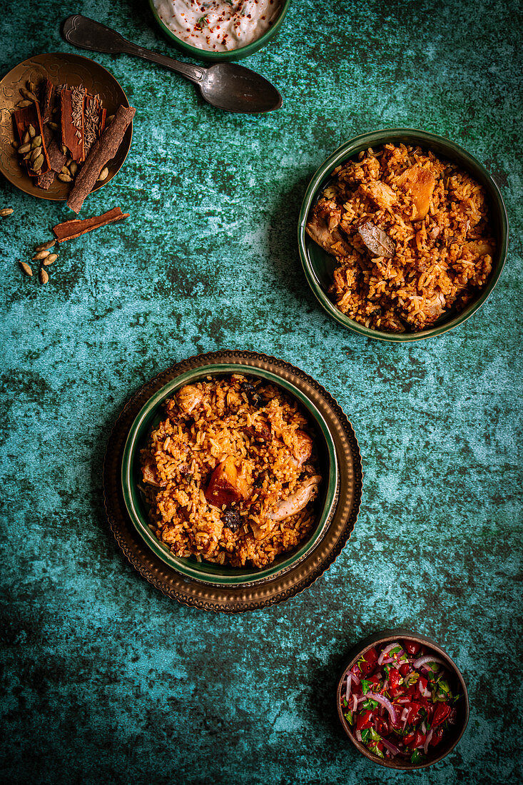 Chicken Biryani mit Tomaten-Sambal und Raita-Joghurt