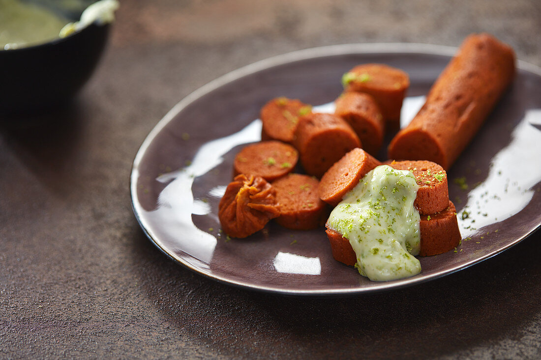 Vegane Wurst mit Limetten-Mayo