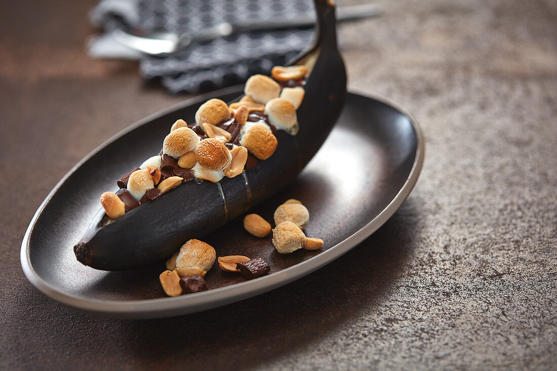 Grilled bananas with chocolate drops, peanuts and mini marshmallows