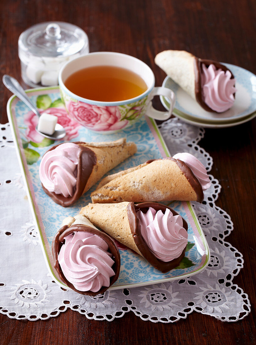 Cornets mit rosa Baisercreme