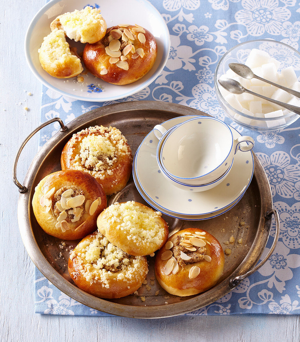 Yogurt small cakes with crumble