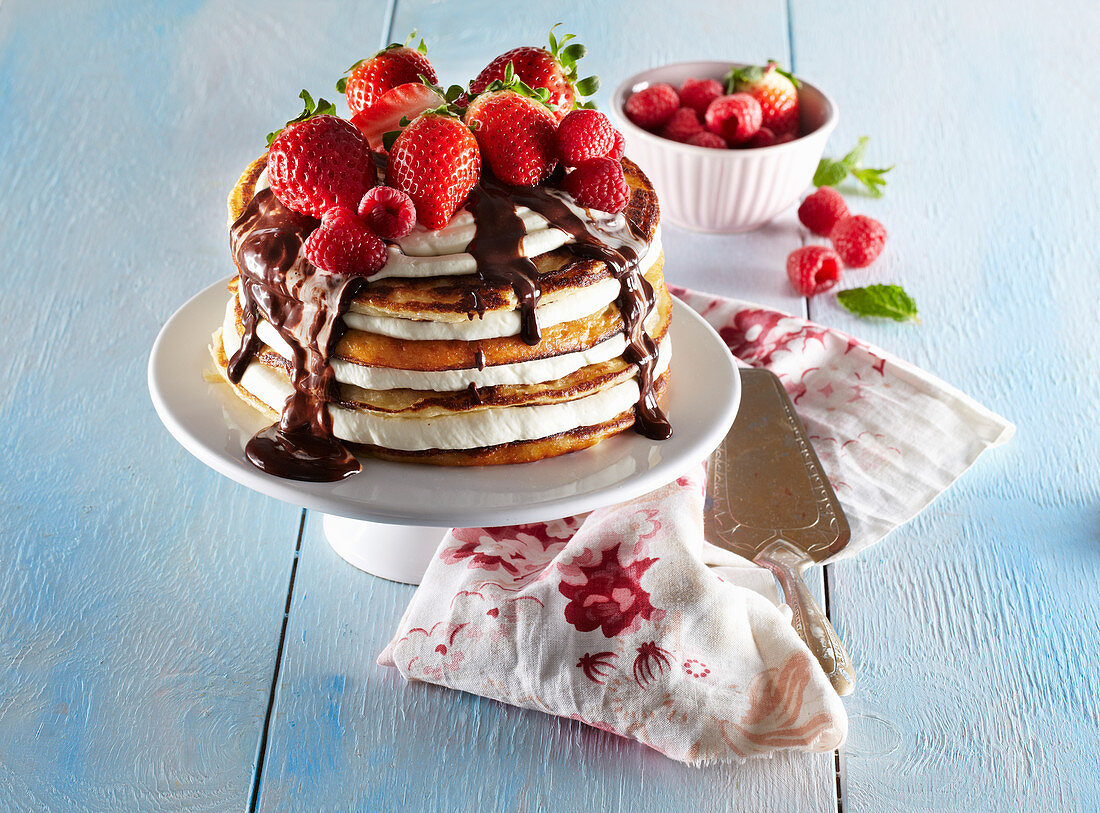 Joghurt-Pfannkuchen-Torte mit Erdbeeren