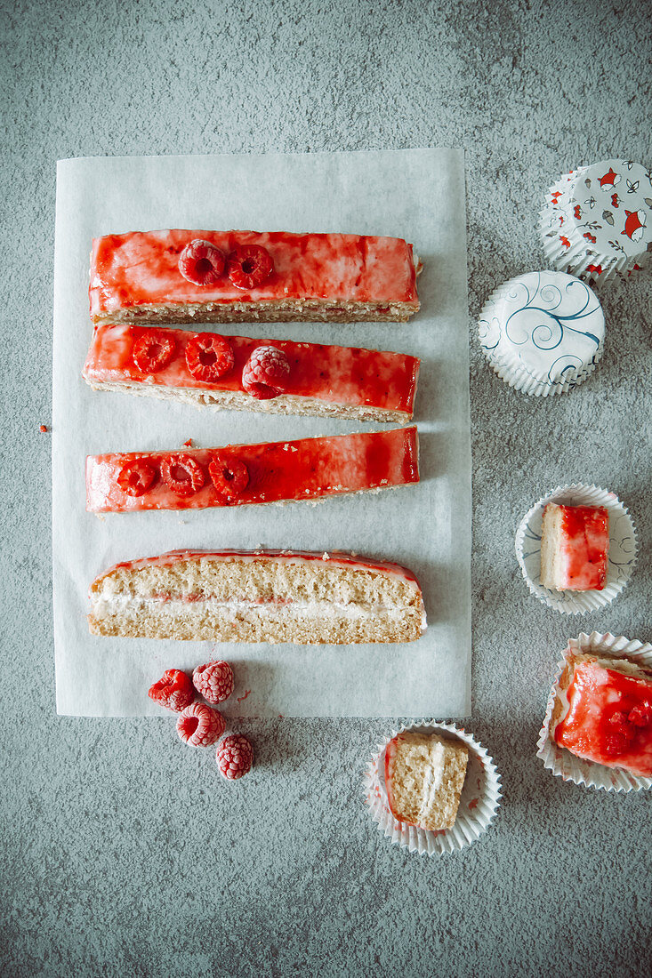 Génoise - Italian sponge cake with raspberries