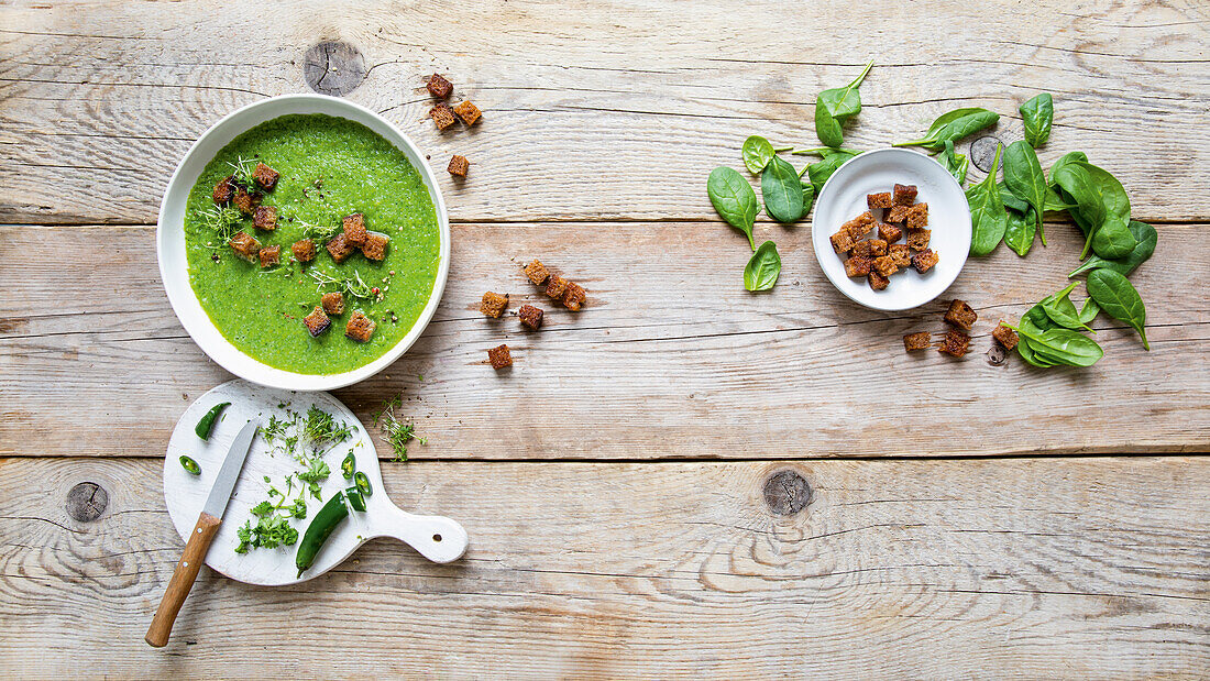 Grüne Gazpacho mit Croûtons