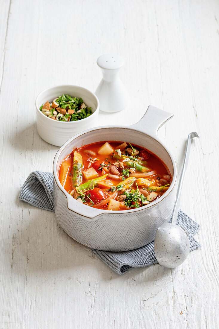 Vegane Frühlings-Minestrone mit Gremolata