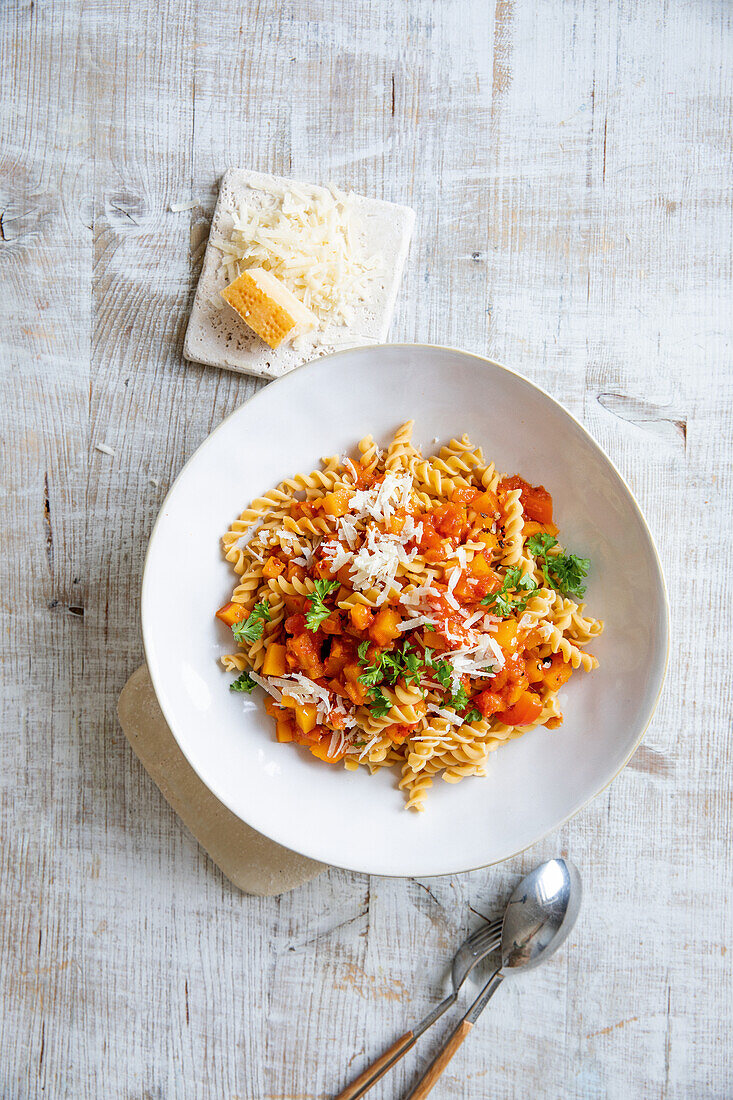 Kichererbsen-Fusilli mit Kürbis-Bolognese