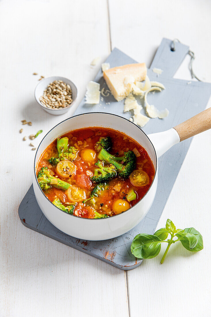 Tomatensuppe mit Brokkoli und Parmesan