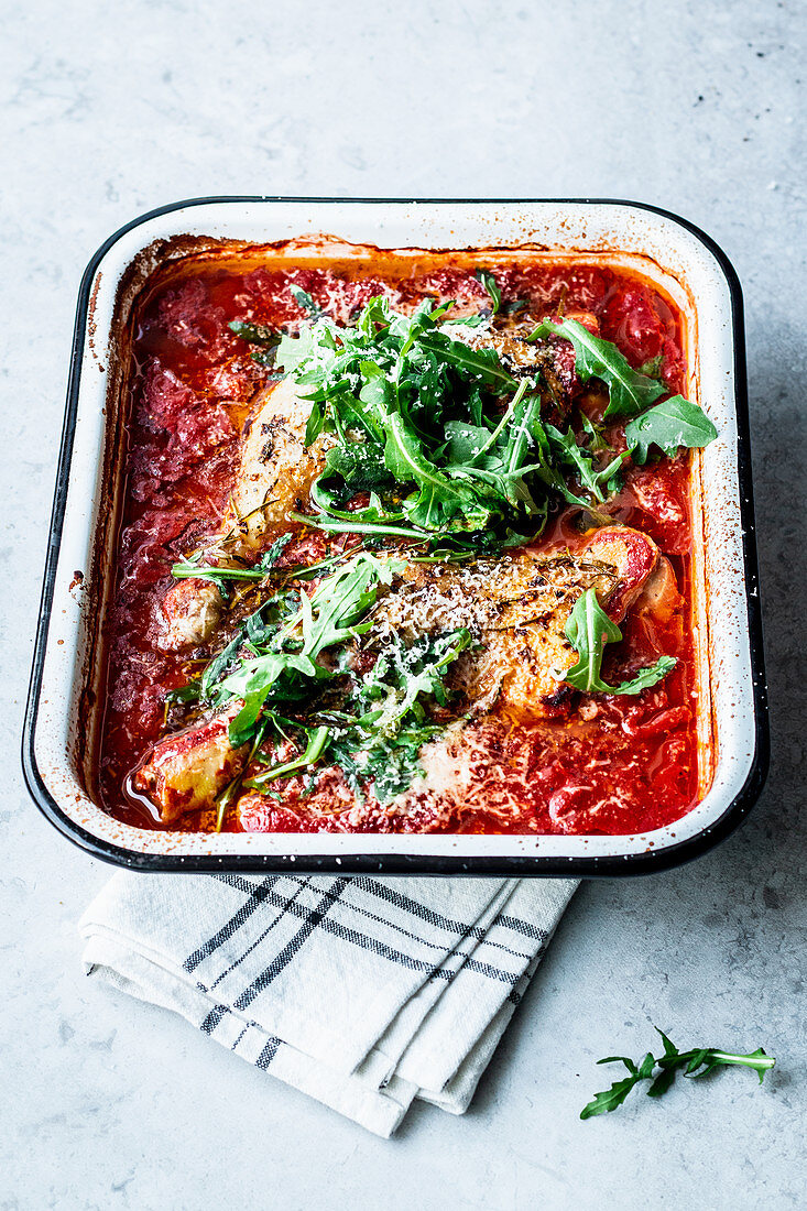 Knuspriges Hähnchen in Tomatensauce