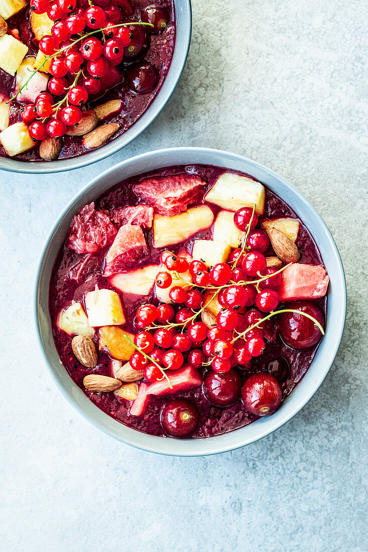 Smoothie-Bowl mit Johannisbeeren