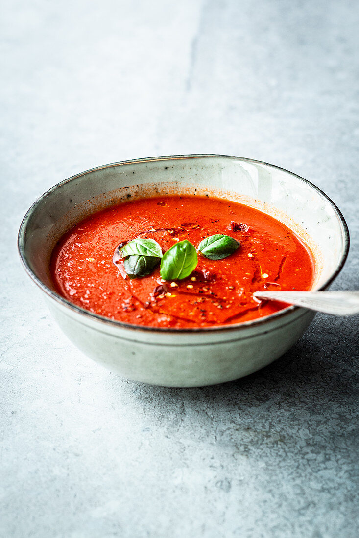 Schnelle Tomatensuppe mit Olivenöl und Basilikum