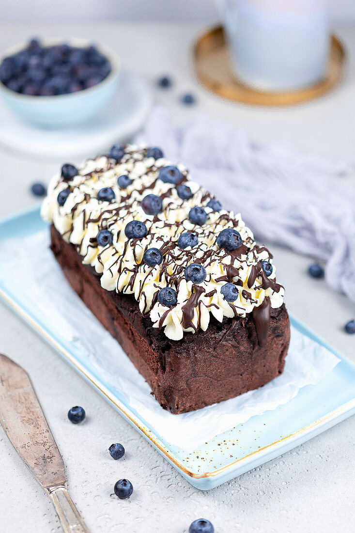 Kaffeekuchen mit Sahne und Heidelbeeren