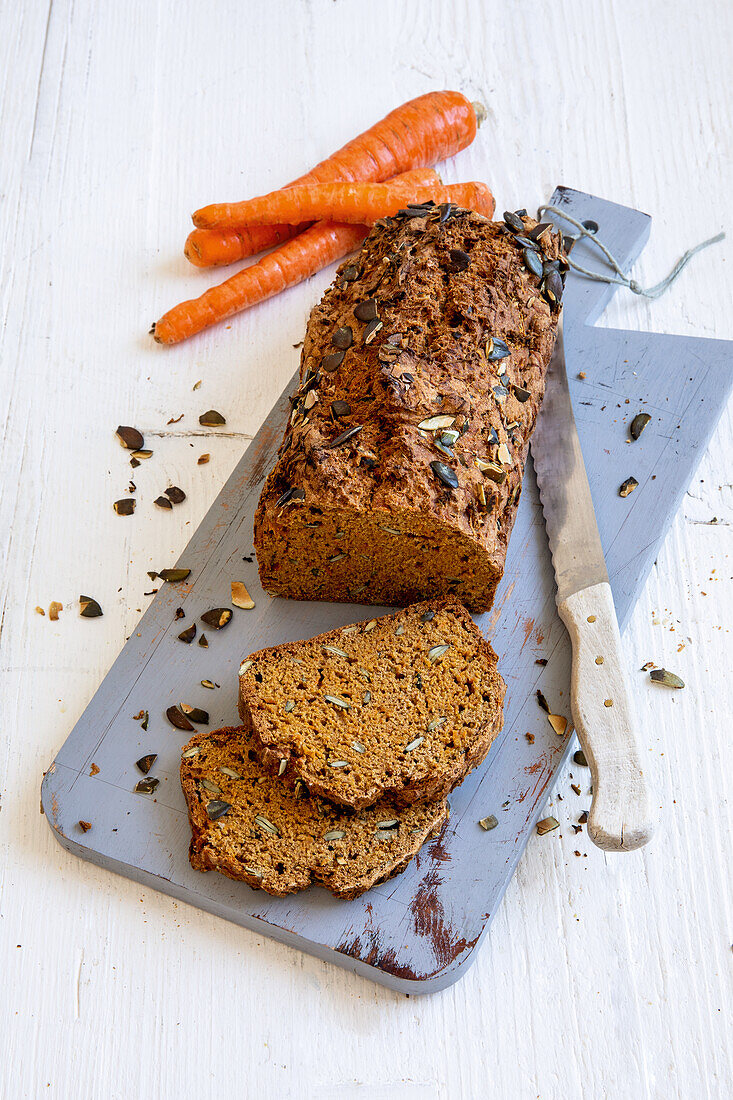 Möhrenbrot mit Kürbiskernen